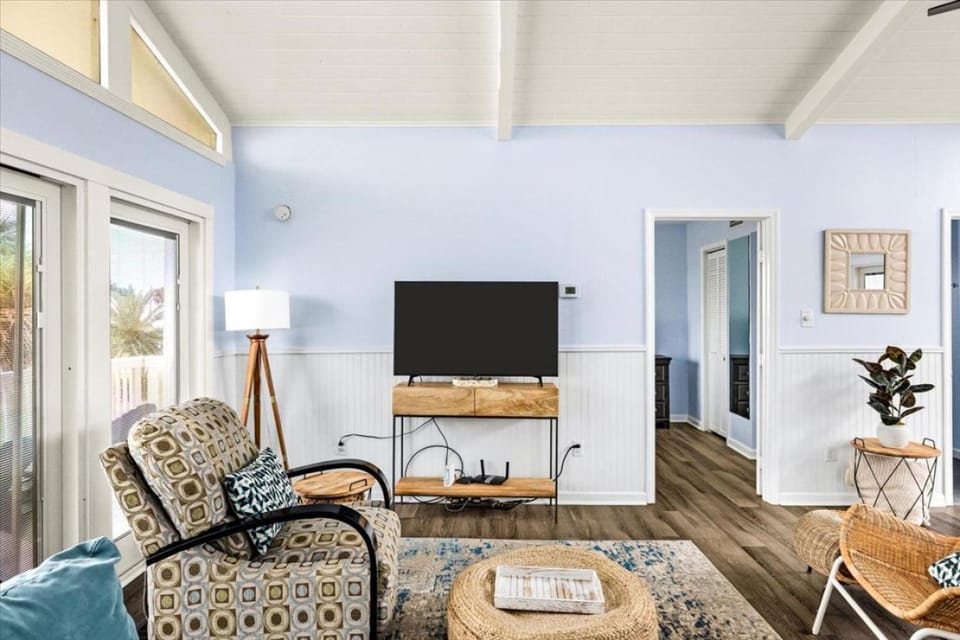 Coastal Cozy Steps to the sand and sea House in Jamaica Beach