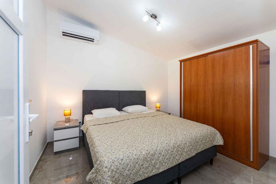 Bedroom, air conditioner