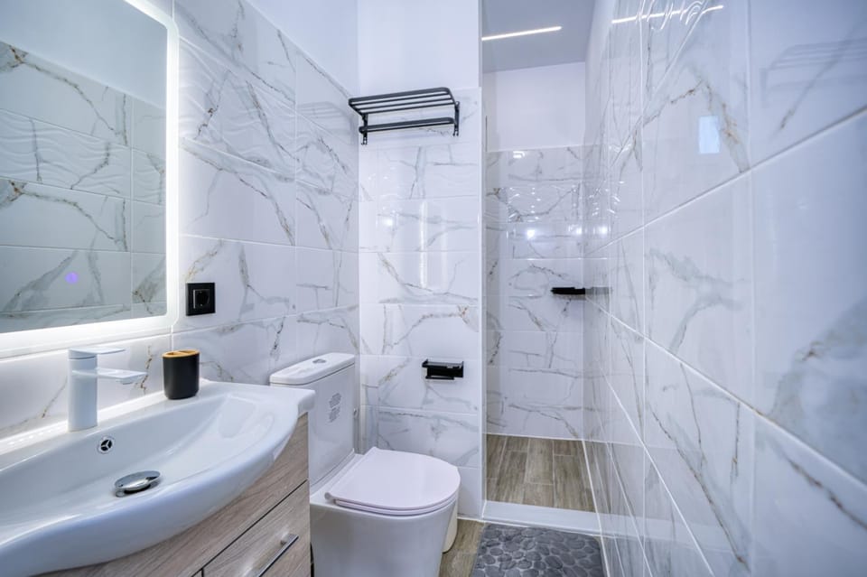Shower, Toilet, Bathroom, towels
