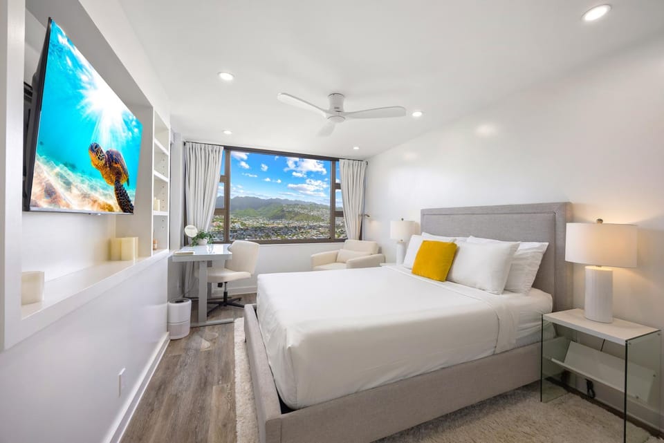 Bed, TV and multimedia, Bedroom