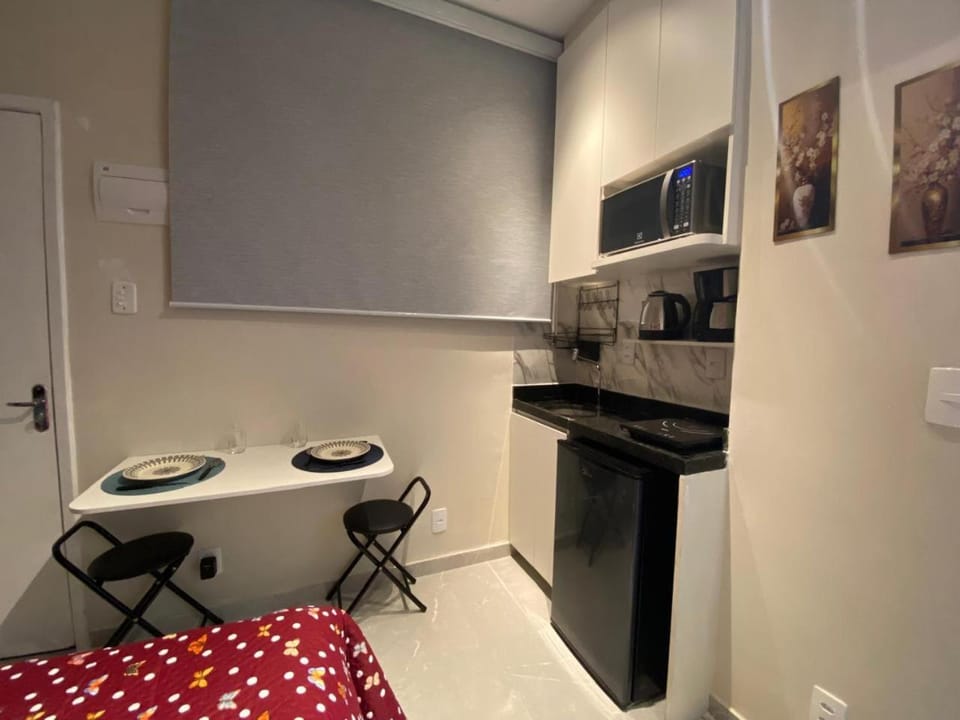 Kitchen or kitchenette, Photo of the whole room, Dining area, stove