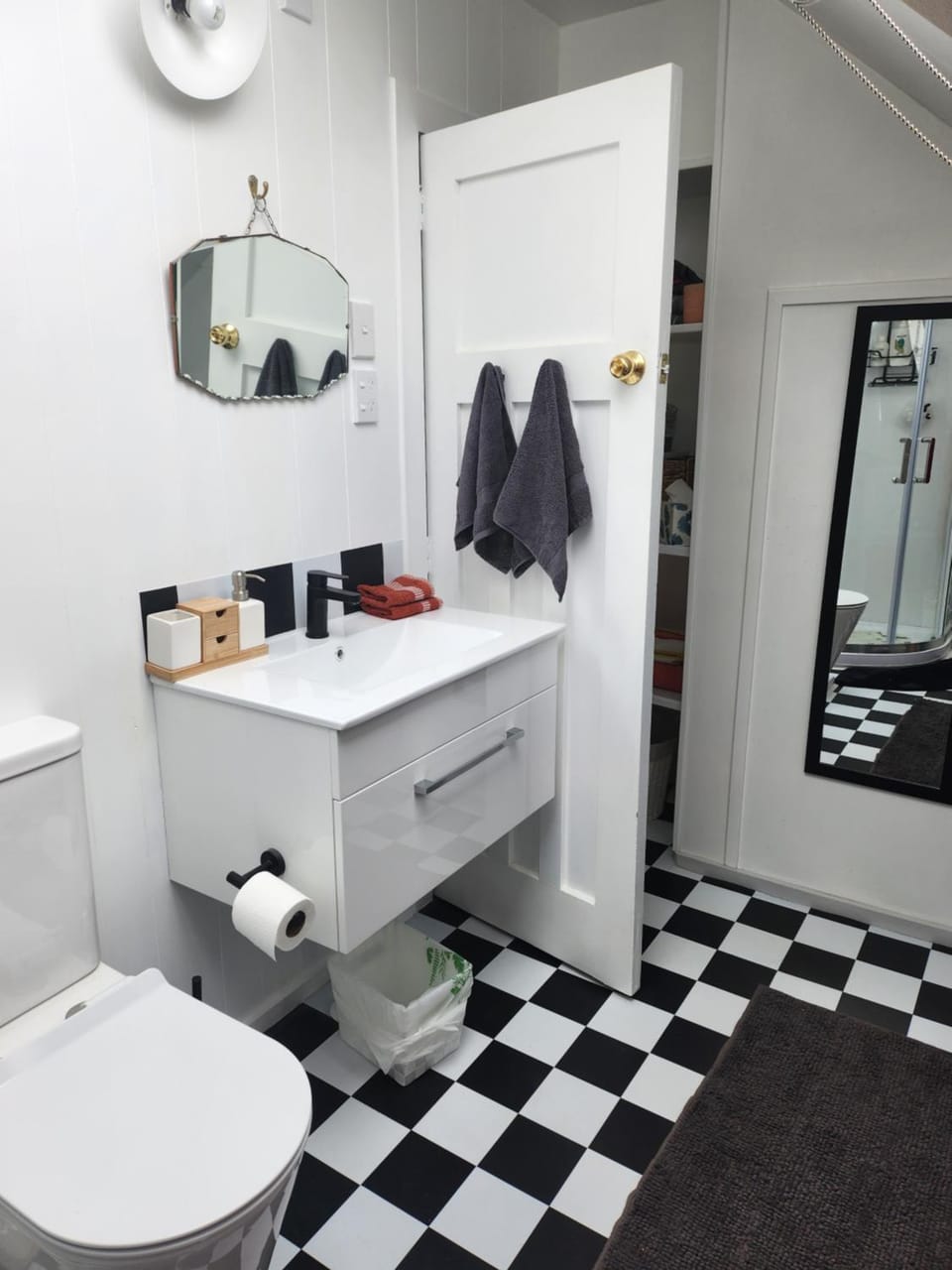 Toilet, towels