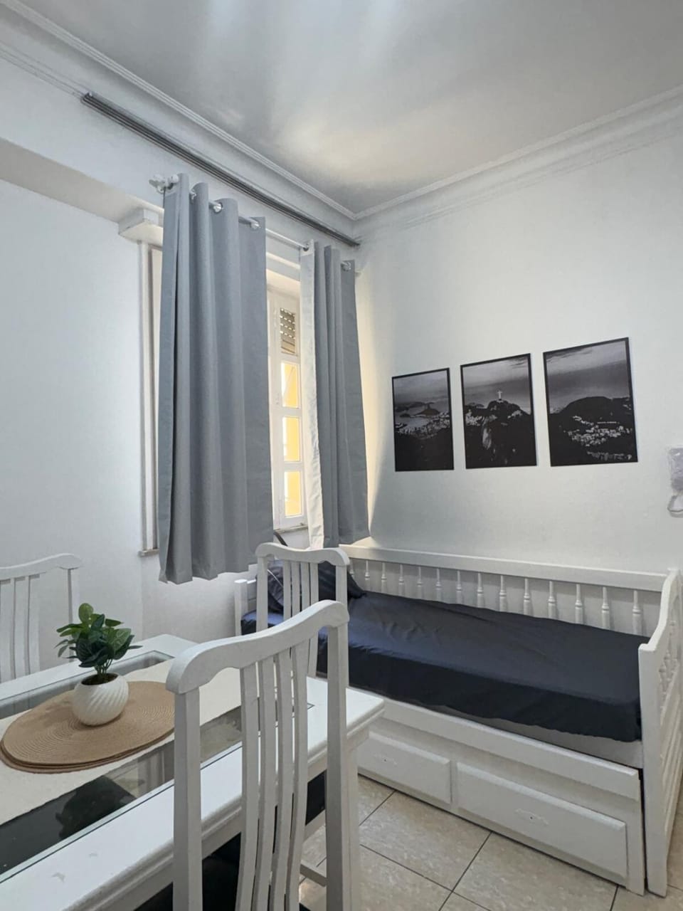 Bed, Living room, Photo of the whole room