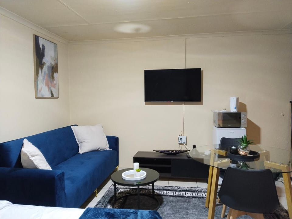 16 Durham Street, Kensington, Johannesburg I House & Studios I Backup Power I Full Amenities Apartment in Johannesburg
