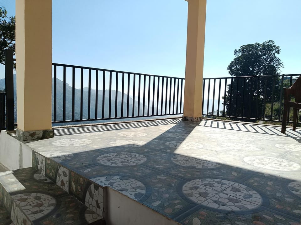 Mount Breeze-Nearby Bhimtal lake and Kainchi Dham Bed and Breakfast in Uttarakhand