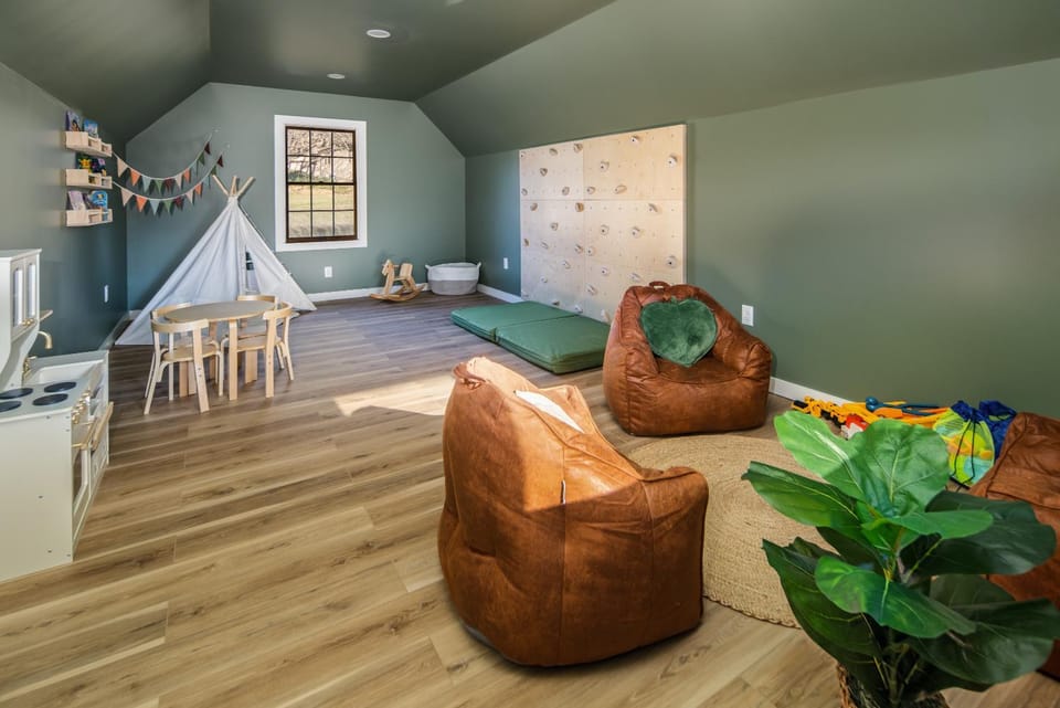 Near Asheville Views, Hot Tub, Gym Theater House in Upper Hominy