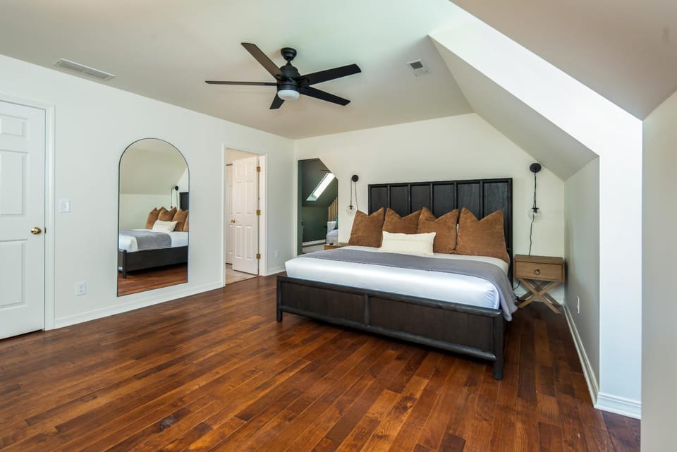 Asheville Vista HoTub, Gym, Cinema & Sleep 16 House in Upper Hominy