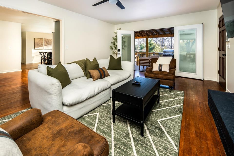 Asheville Retreat SpeakeasyBar, Views & Hot Tub House in Upper Hominy