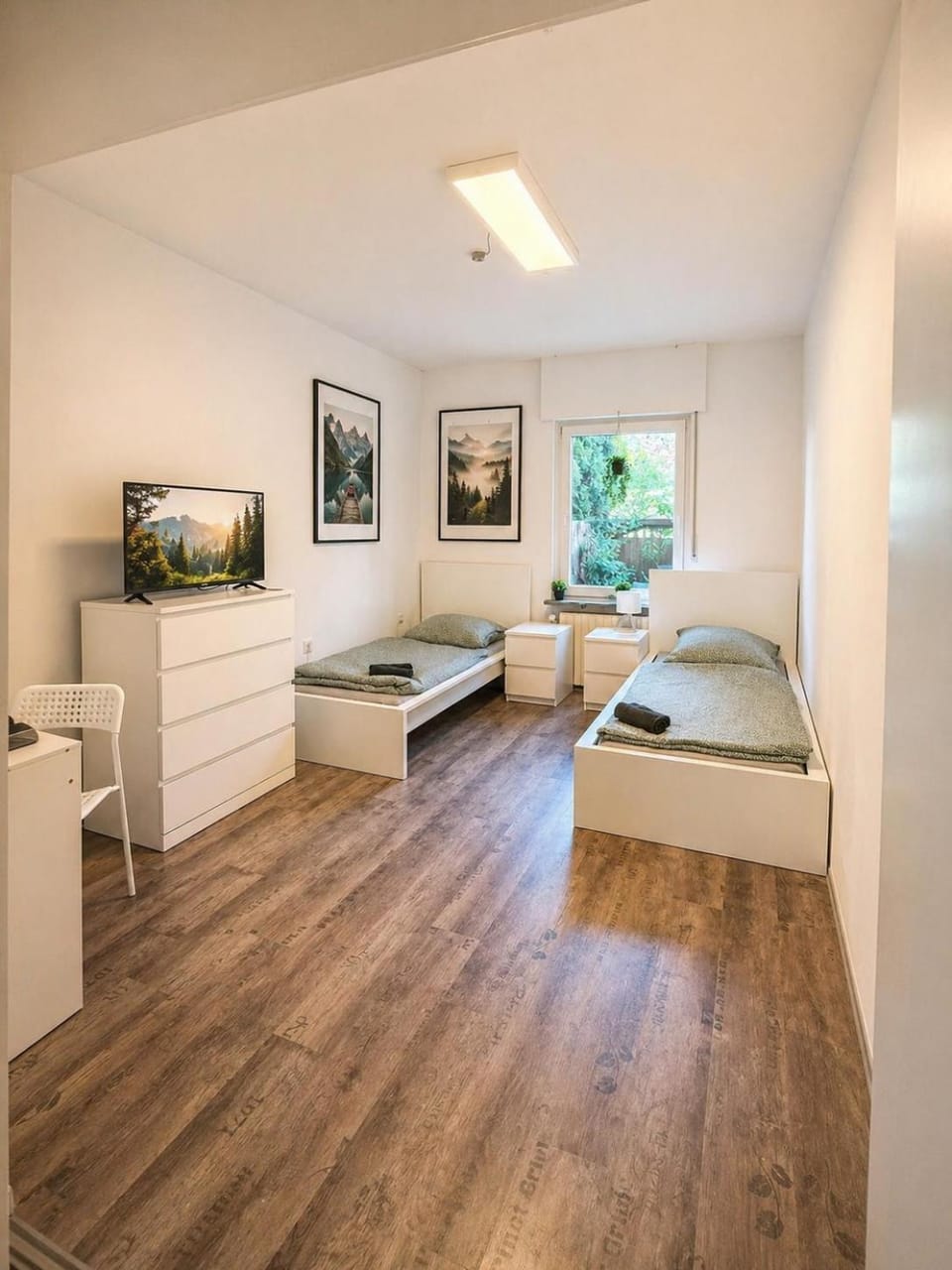 Bed, TV and multimedia, Photo of the whole room, Seating area, Bedroom