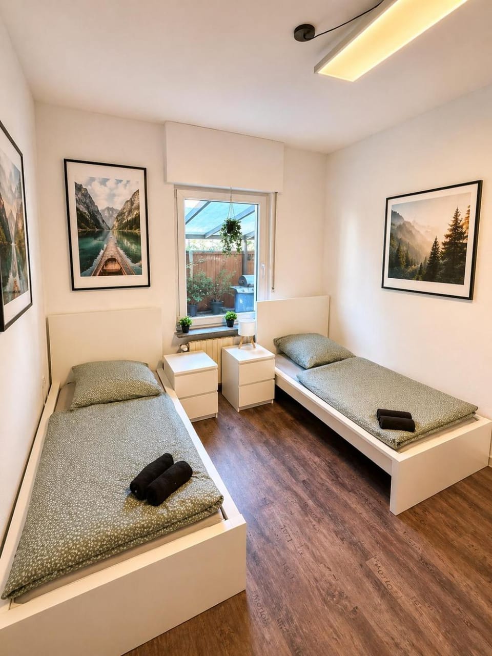 Bed, Photo of the whole room, Seating area, Bedroom