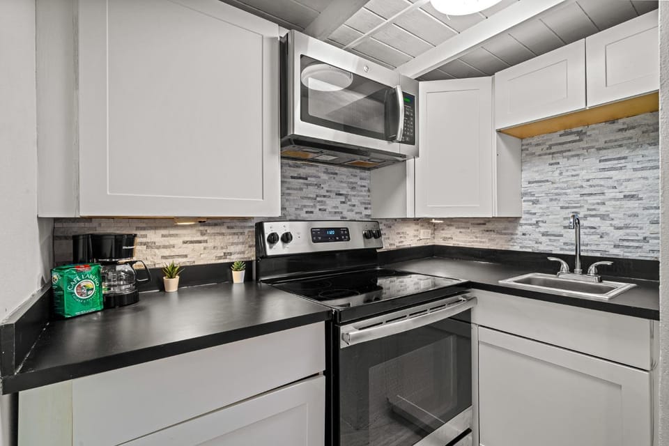 Kitchen or kitchenette, dishwasher, minibar, oven, stove, toaster