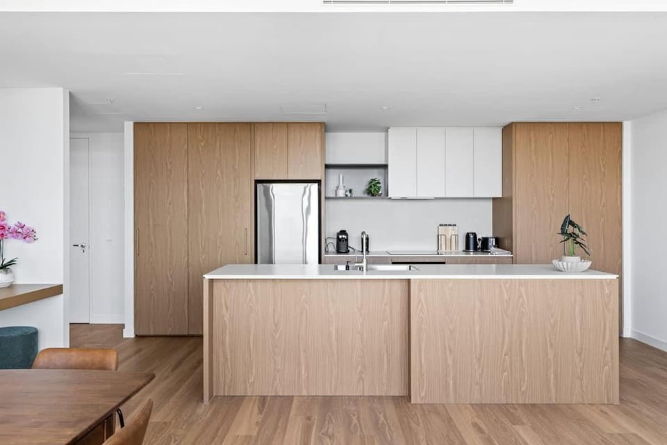 Vibrant 3BR Apt Free Parking City Views Apartment in Melbourne