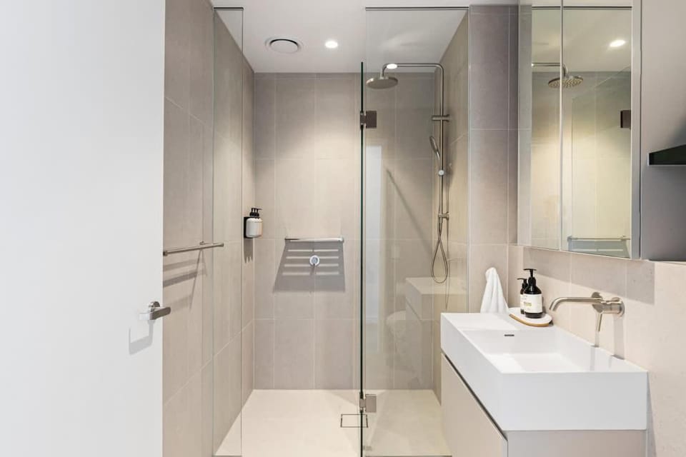 Vibrant 3BR Apt Free Parking City Views Apartment in Melbourne