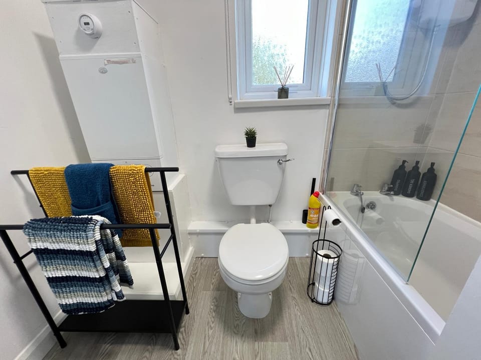 Shower, Toilet, Bathroom, Bath, towels