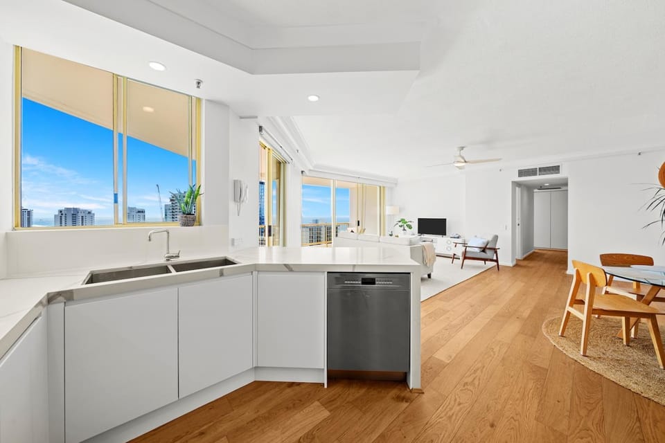 TV and multimedia, Kitchen or kitchenette, Dining area, stove
