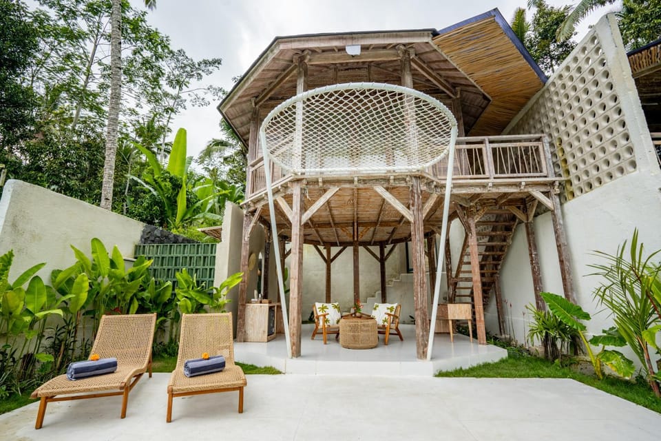 Property building, Patio, View (from property/room), Living room, Seating area, sunbed