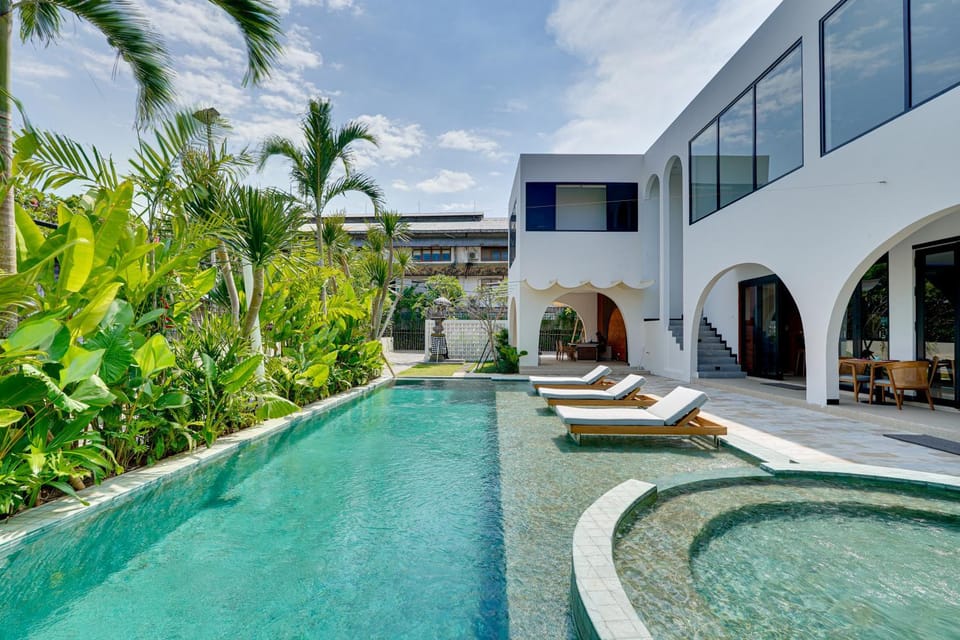 Property building, Day, Pool view, Swimming pool, sunbed