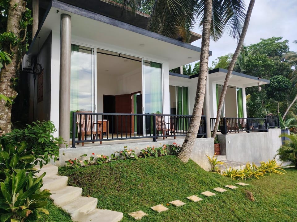 Property building, Day, Garden, Balcony/Terrace