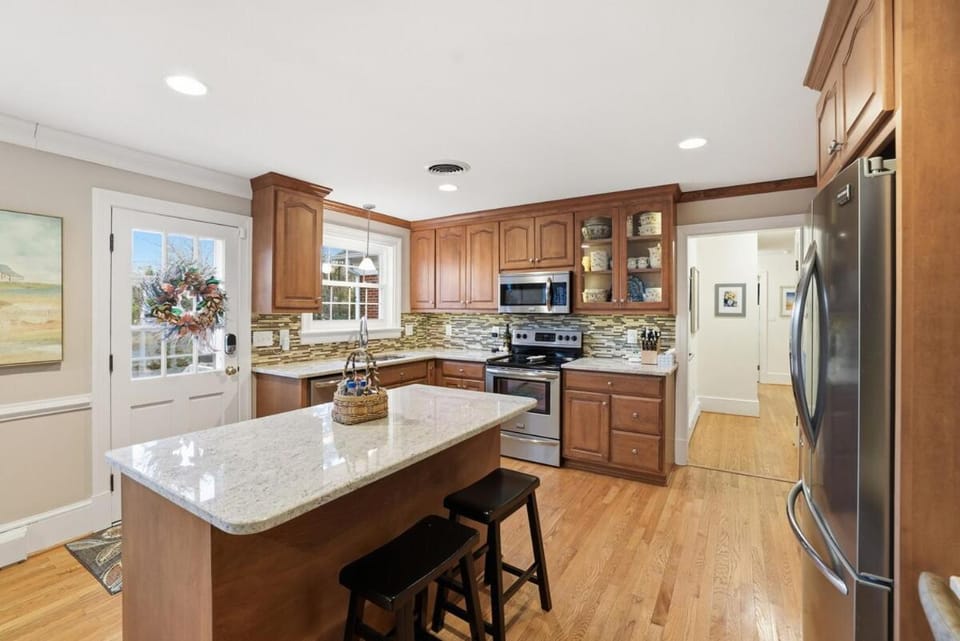 Seating area, Dining area, dishwasher, oven, stove, toaster, kitchen