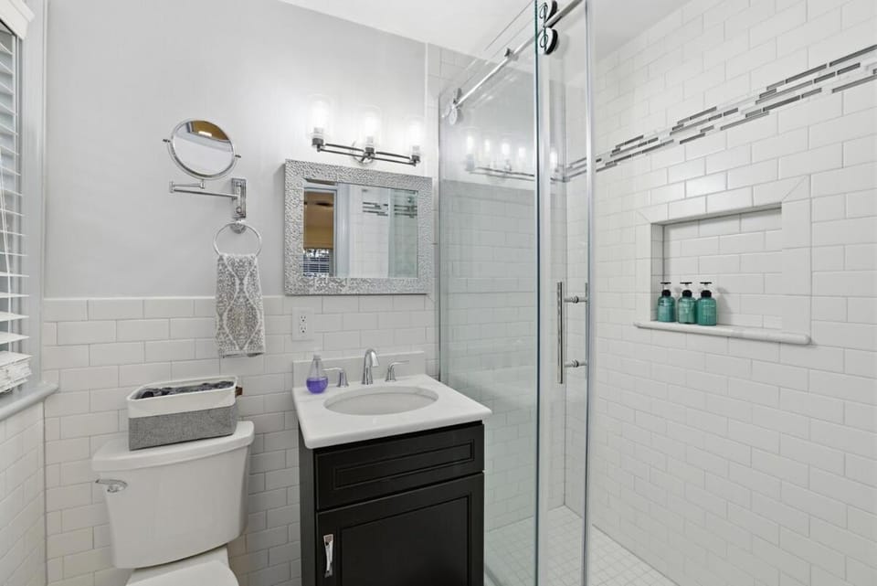 Shower, Toilet, Bathroom, towels