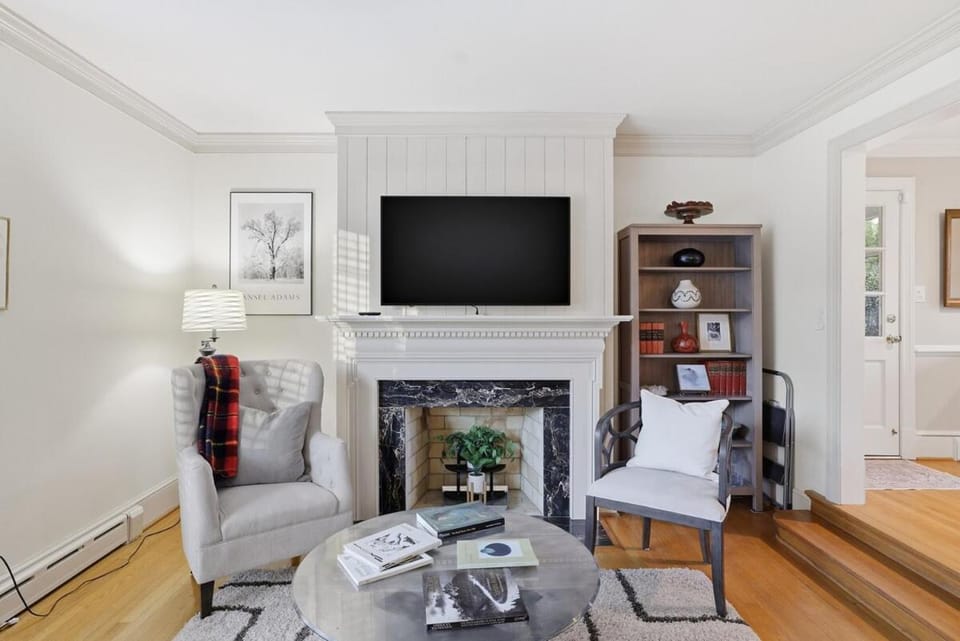 TV and multimedia, Living room, Seating area, Evening entertainment