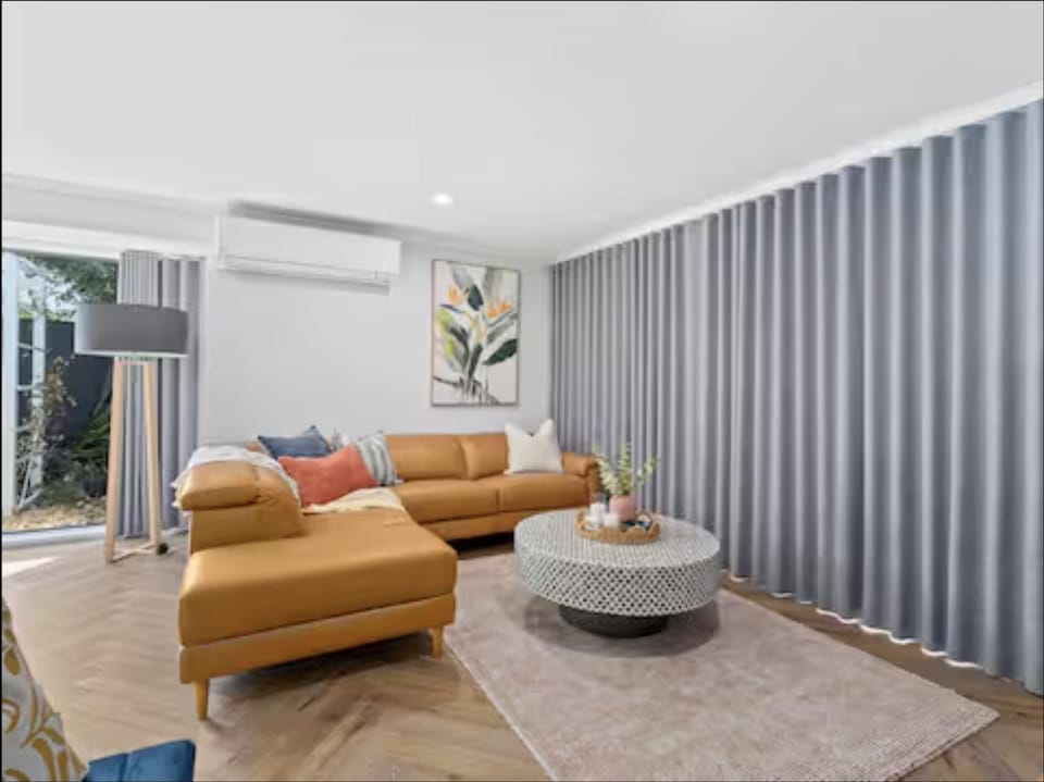 Kitchen or kitchenette, Dining area, oven, stove