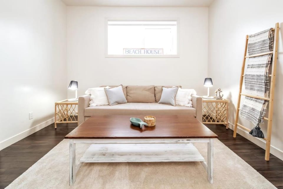 3BDRM Winter Haven - King Beds - Fireplace - Garage Apartment in Edmonton