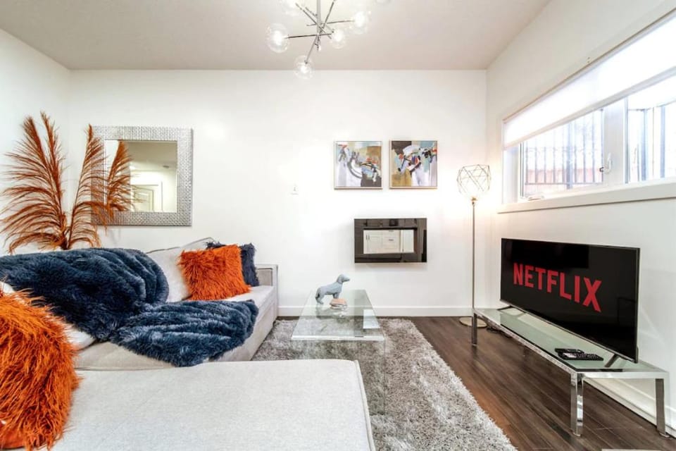 3BDRM Winter Haven - King Beds - Fireplace - Garage Apartment in Edmonton