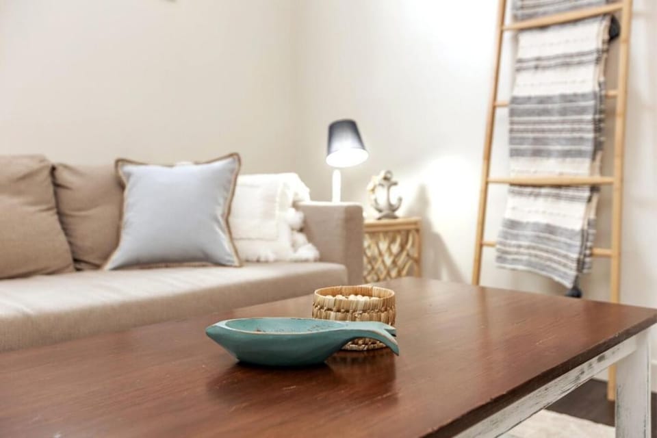 3BDRM Winter Haven - King Beds - Fireplace - Garage Apartment in Edmonton
