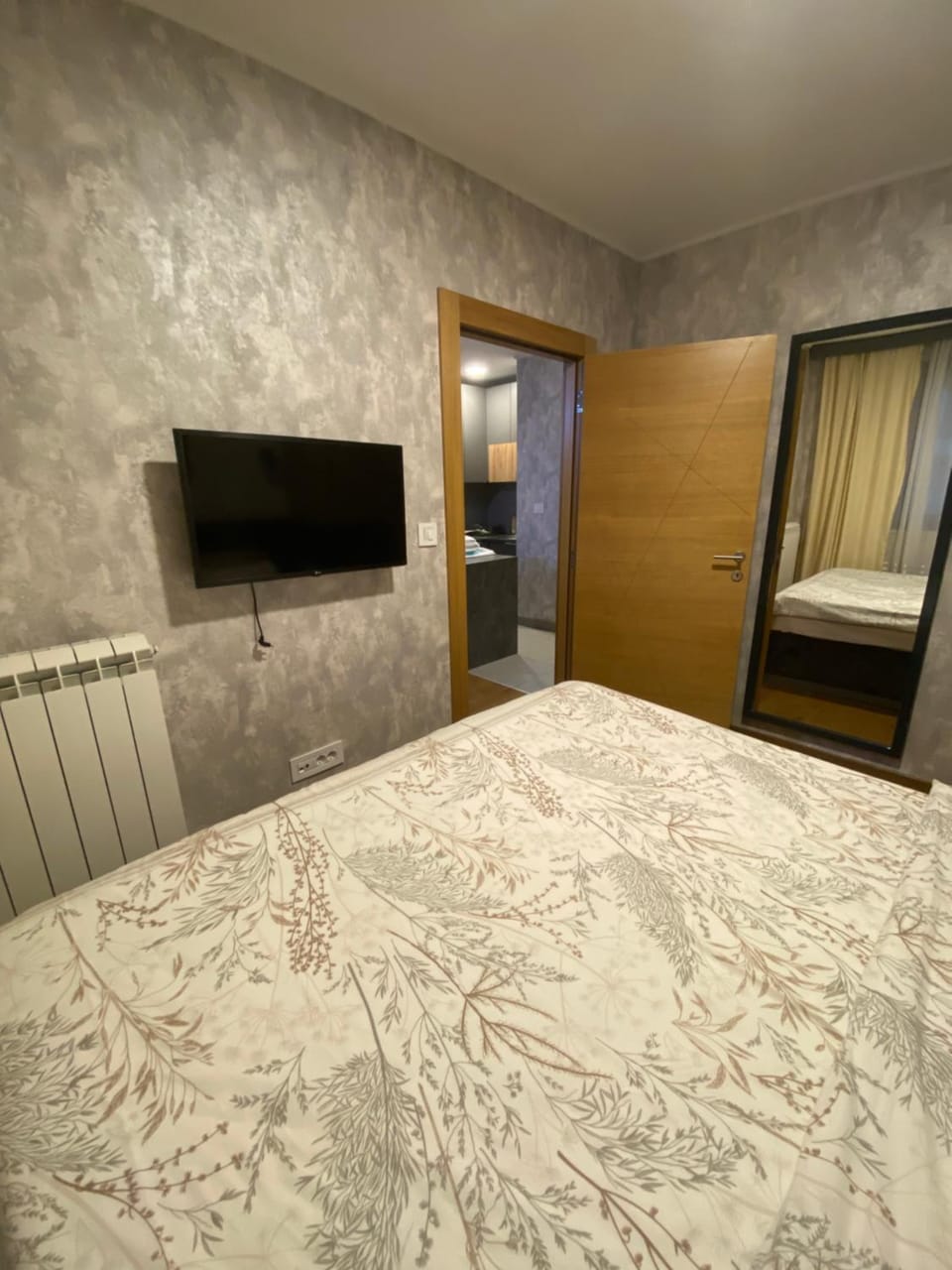 Bed, TV and multimedia, Bedroom