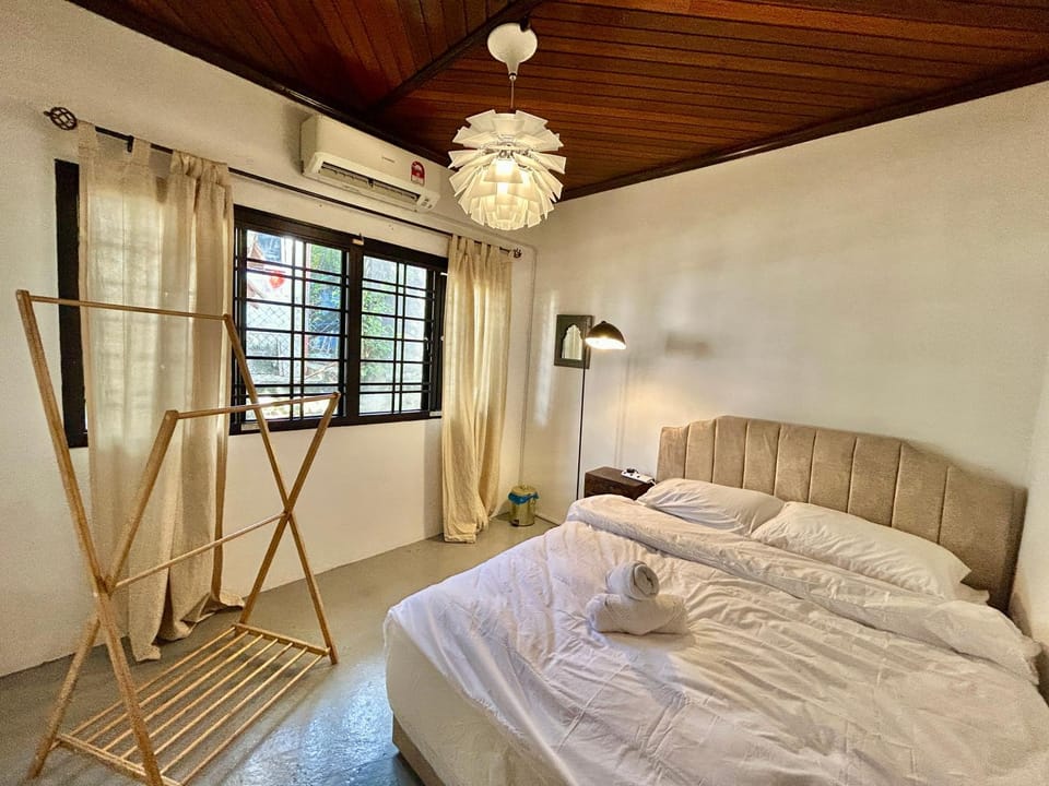 Chic Designer Family Suite Shared Bungalow LRT SS1 PJ Vacation rental in Petaling Jaya