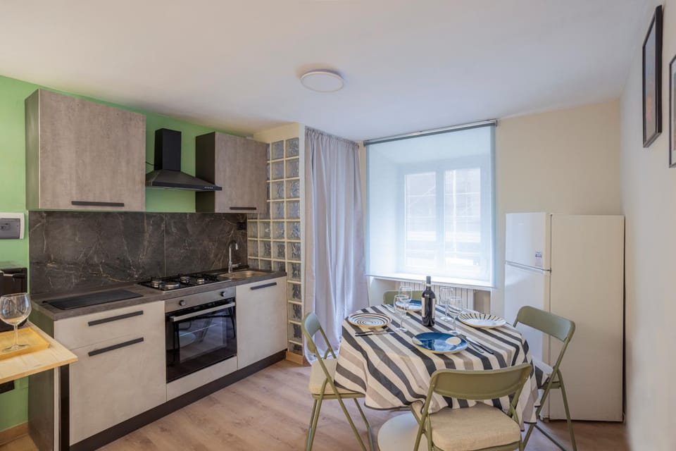 Kitchen or kitchenette, Dining area, oven, stove, washing machine