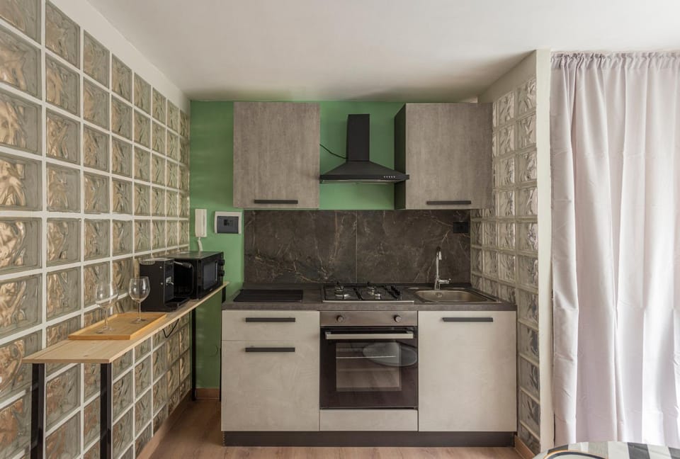 Coffee/tea facilities, Kitchen or kitchenette, microwave, oven, pet friendly, stove, washing machine