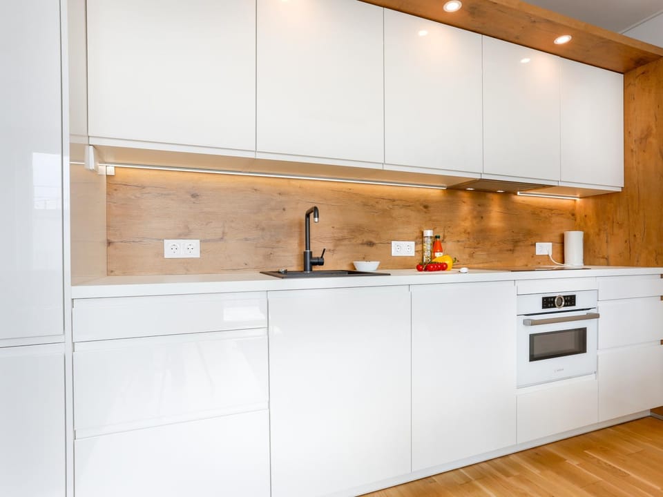 Kitchen or kitchenette, dishwasher, stove