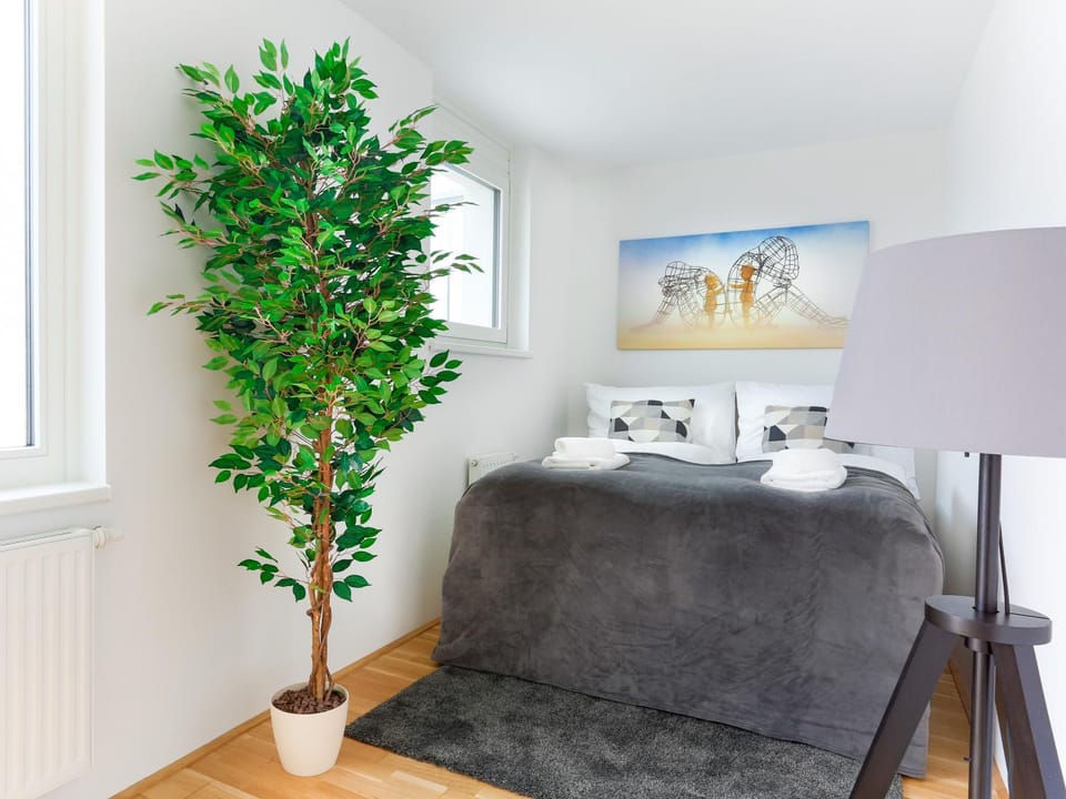 Bed, Photo of the whole room, Seating area, Bedroom