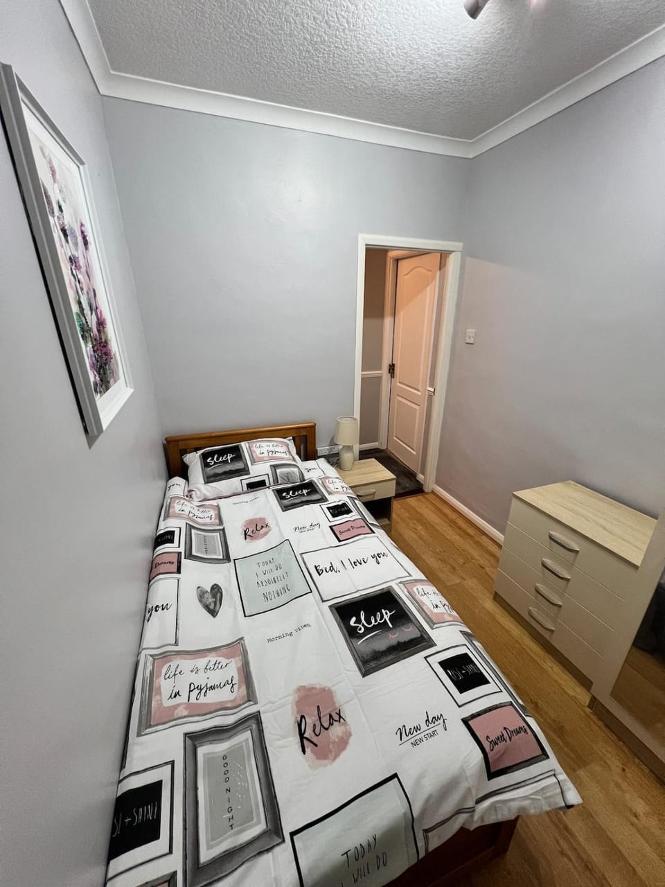 Niceclean Great Location full house to yourself House in Romford