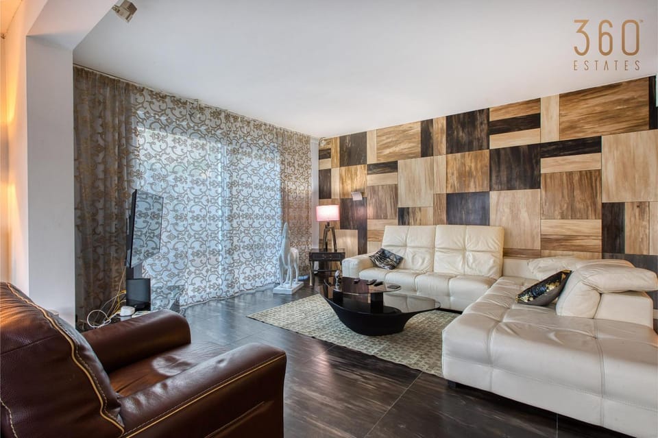 TV and multimedia, Living room, Photo of the whole room, Seating area, Bedroom