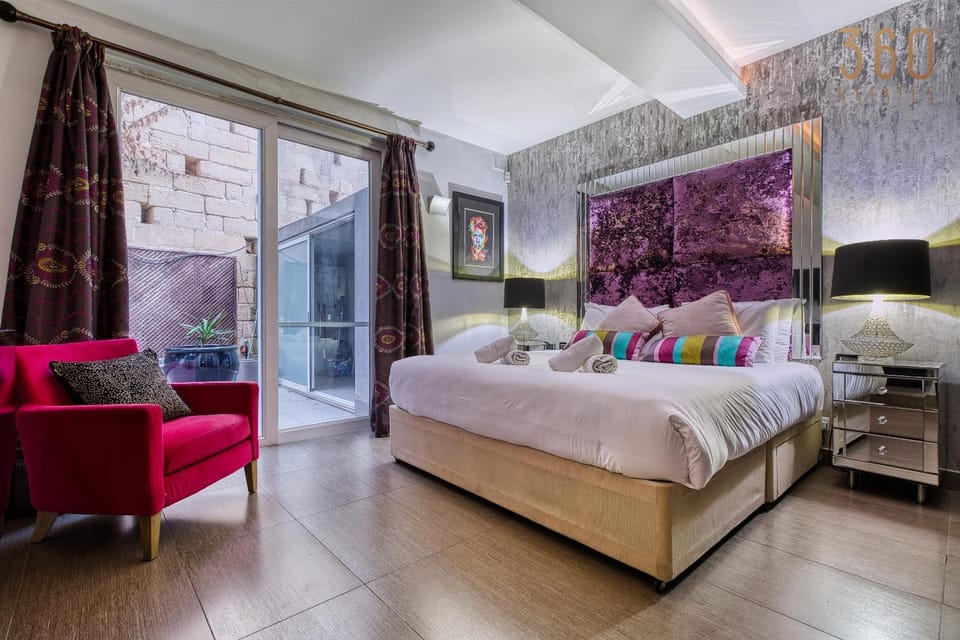 Bed, Seating area, Bedroom