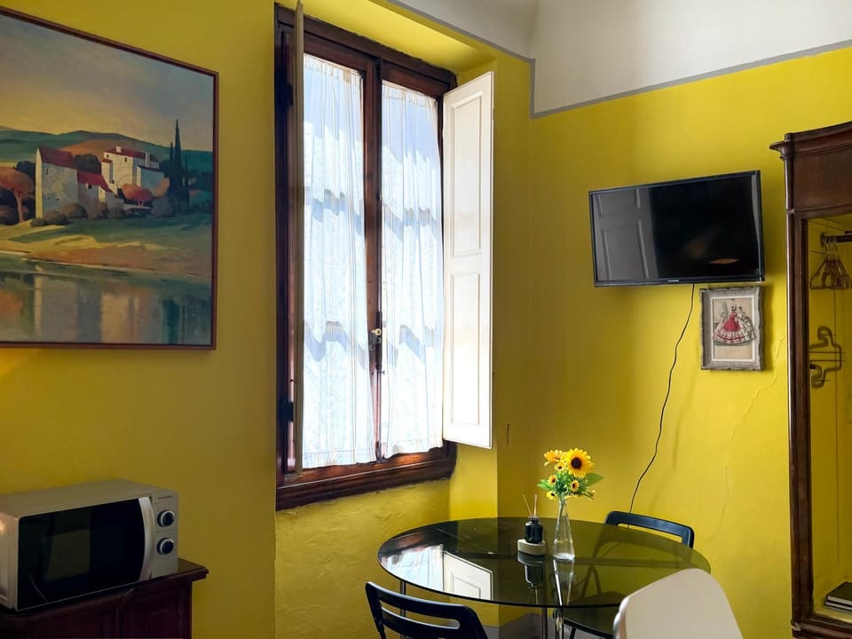 Communal lounge/ TV room, TV and multimedia, Living room, Seating area, Dining area, microwave