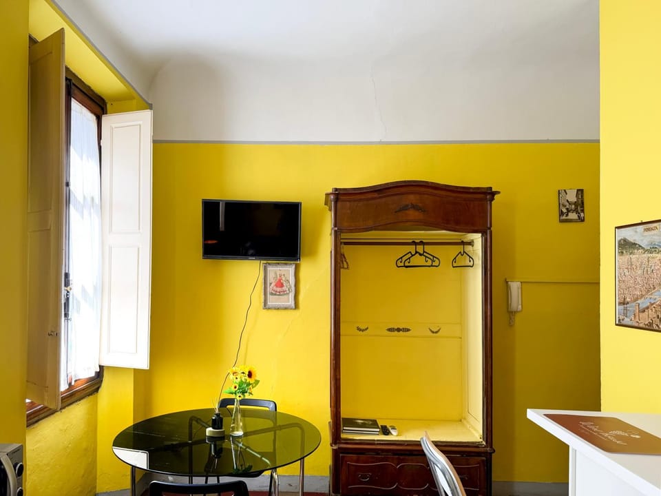 Communal lounge/ TV room, TV and multimedia, Living room, Seating area, Dining area, wardrobe