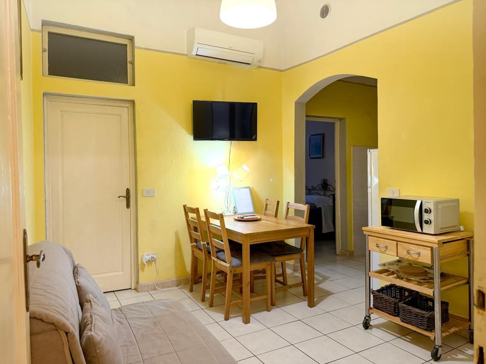 TV and multimedia, Living room, Photo of the whole room, Seating area, Dining area, Lunch, microwave