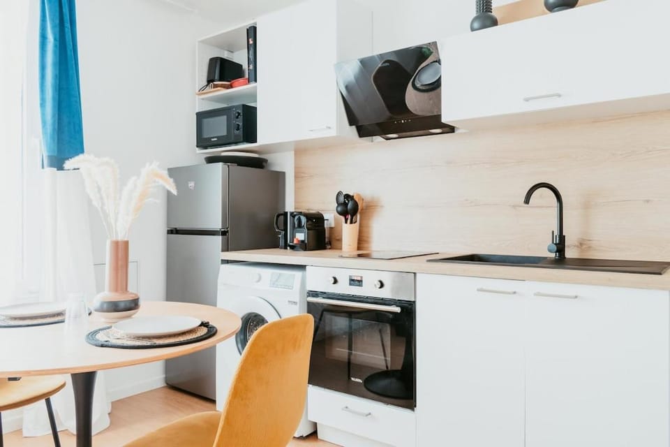 Coffee/tea facilities, Kitchen or kitchenette, Dining area, oven, stove, toaster