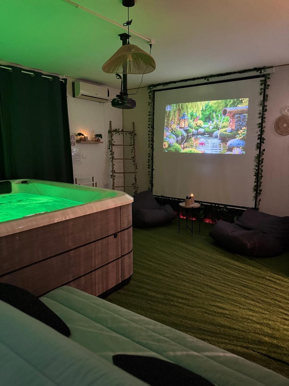 Hot Tub, TV and multimedia, Photo of the whole room