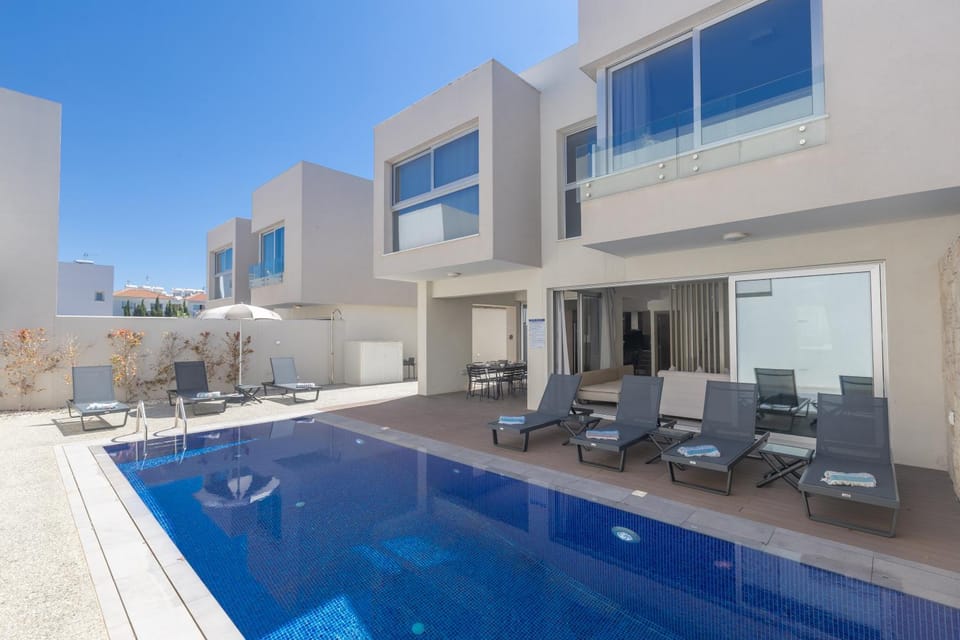 Property building, Swimming pool, sunbed