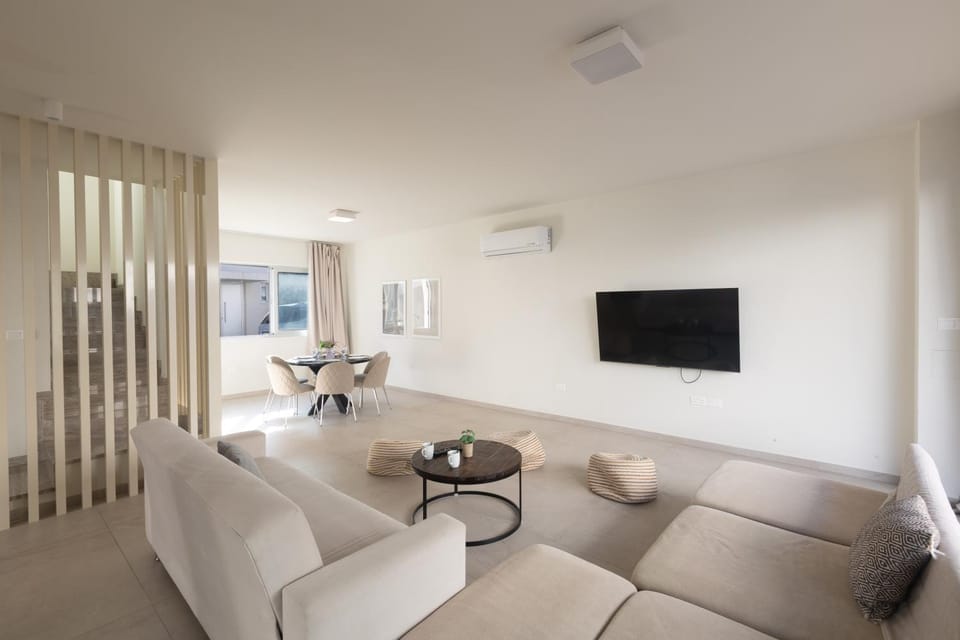 Living room, Seating area, Dining area, air conditioner