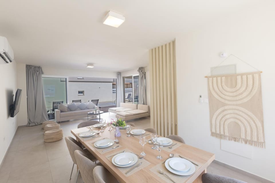 TV and multimedia, Living room, Seating area, Dining area, air conditioner
