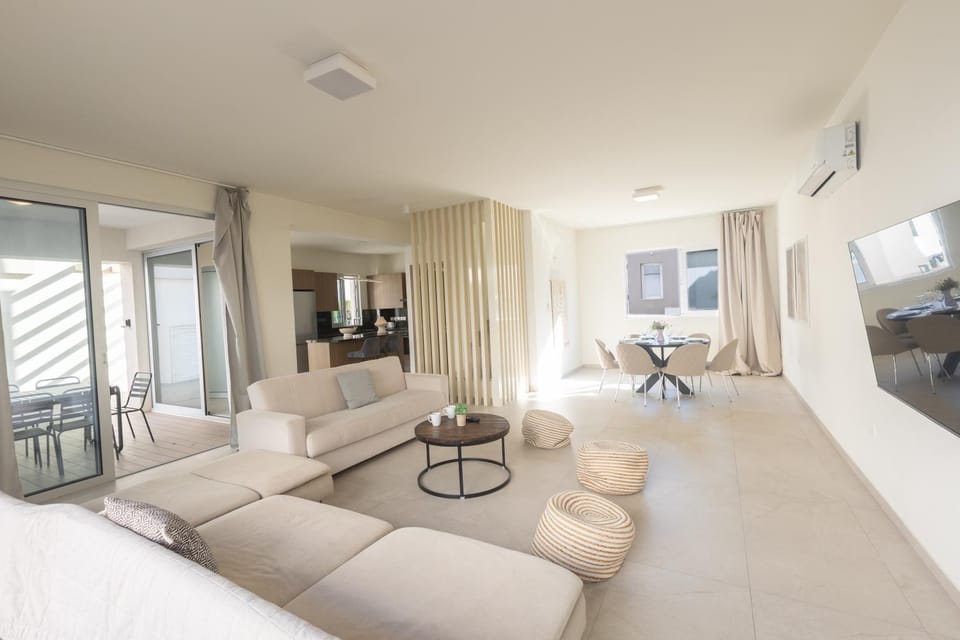 TV and multimedia, Living room, Seating area, Dining area