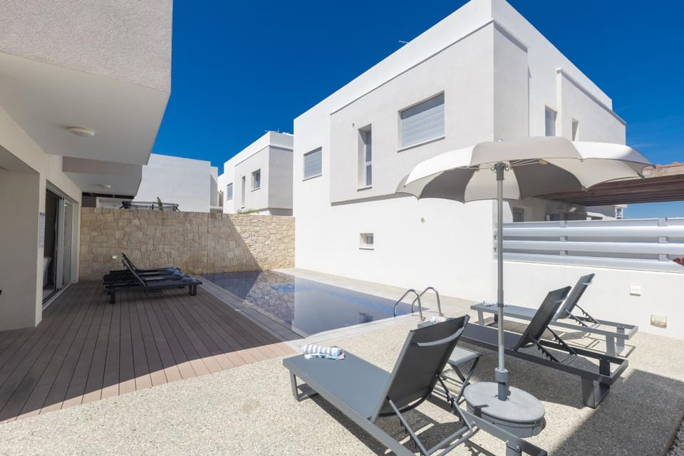 Property building, Swimming pool, sunbed