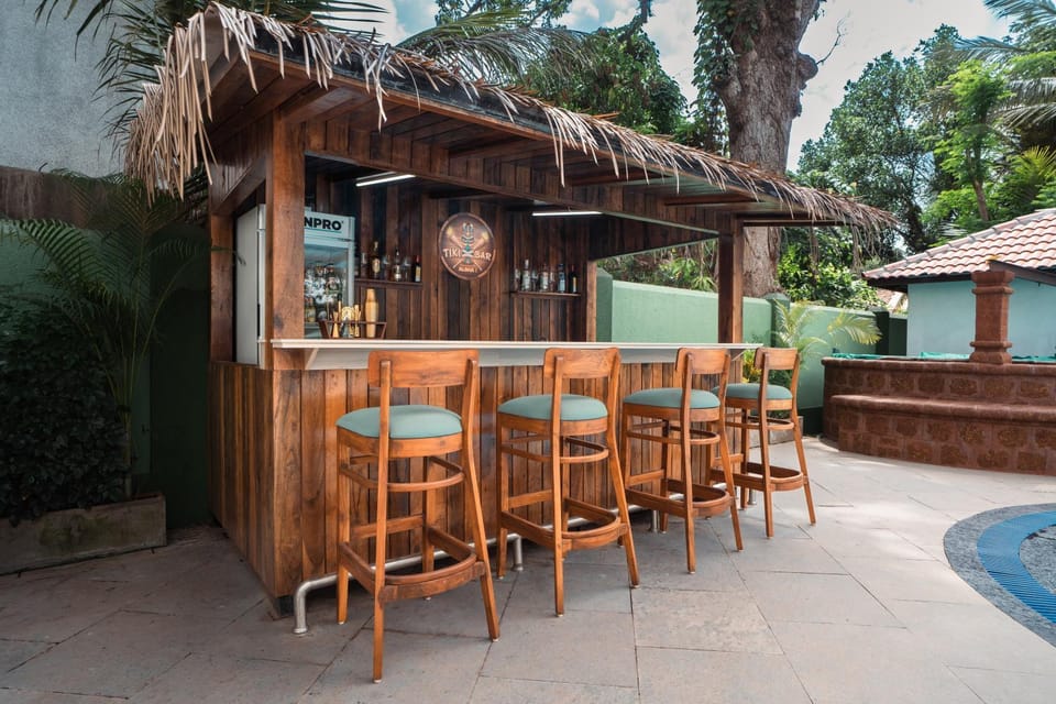 Lounge or bar, Swimming pool, Drinks, Alcoholic drinks, Non alcoholic drinks