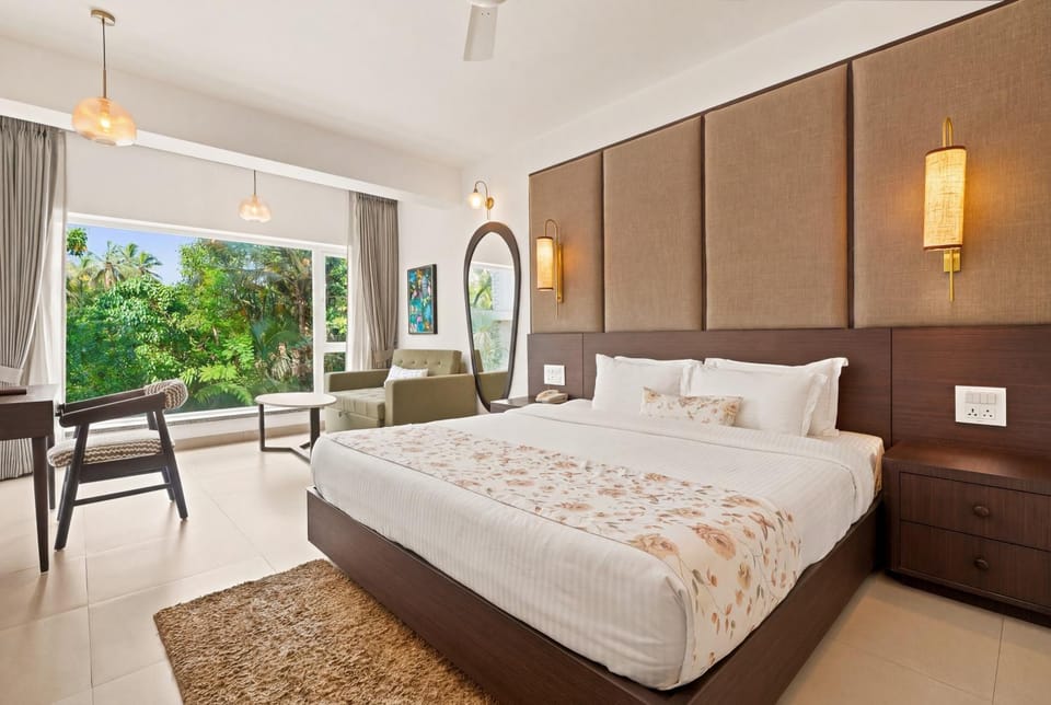 Bed, Photo of the whole room, Seating area, Bedroom